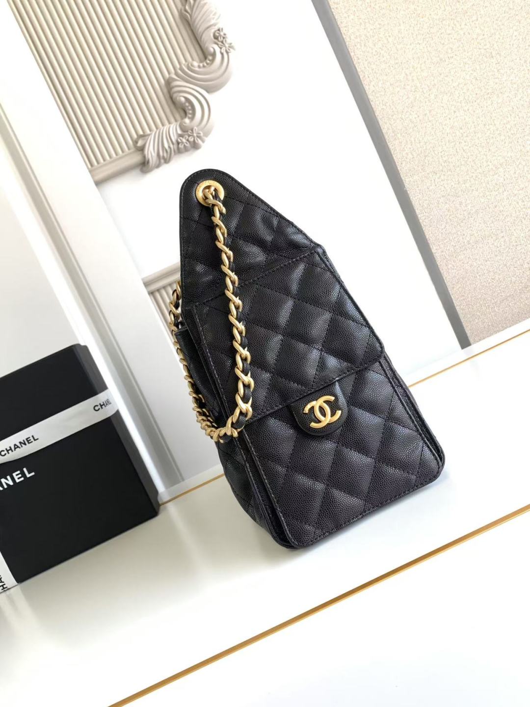 Luxury 25 Small Handbag Grained Calfskin & Gold-Tone Metal Bag