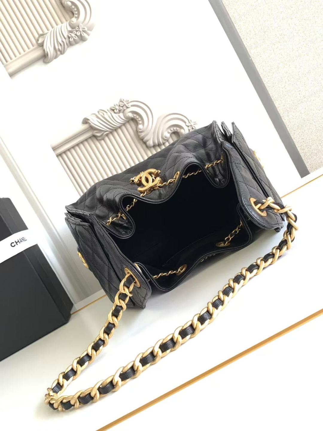 Luxury 25 Small Handbag Grained Calfskin & Gold-Tone Metal Bag